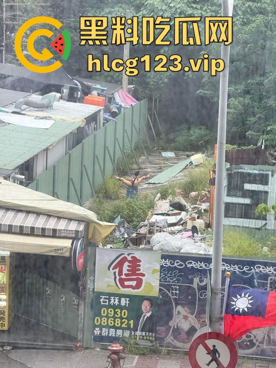 台中垃圾场狠人硬核骚操作!花式操雨伞,捅屁眼,吃瓜群众在高楼全程记录拍摄!-8