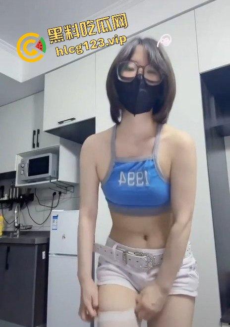 抖音Ashley微博寸言女王大尺度反差裸舞视频流出！粉嫩奶头加上嫩穴，勾得人想舔两口！-15