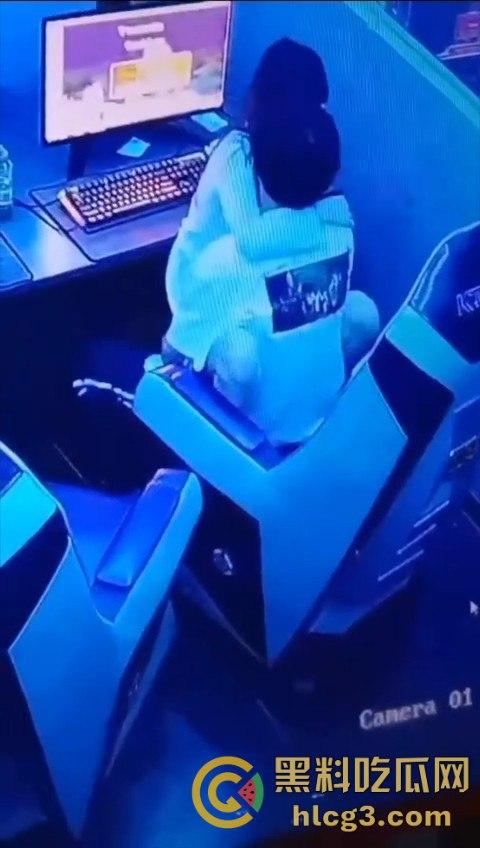 年轻小伙网吧疯狂操B，一边吃鸡一边操B，性欲暴涨，青春就是要这么疯狂！-3