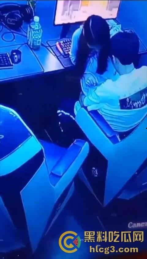 年轻小伙网吧疯狂操B，一边吃鸡一边操B，性欲暴涨，青春就是要这么疯狂！-5