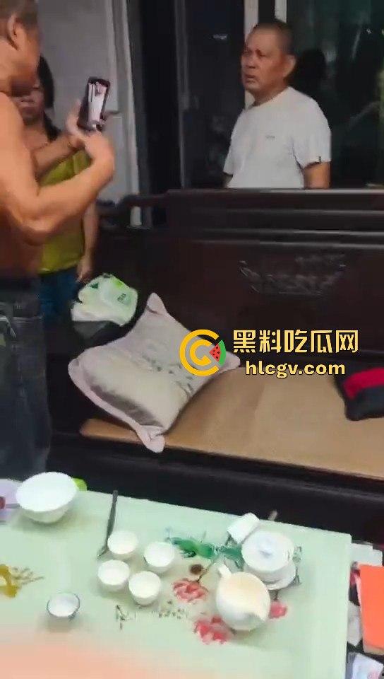 男子骚扰别人家儿媳妇，结果公公直接找上门！据说还是个老师，这年头老师都这么饥渴？-8