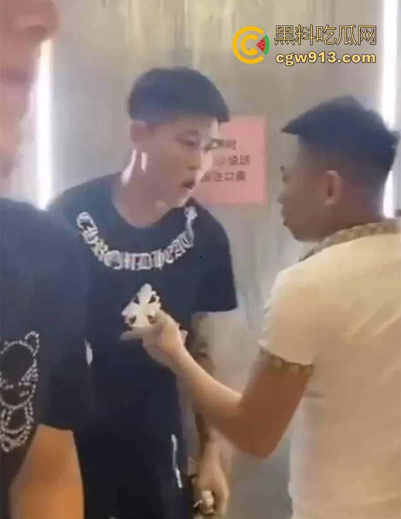 快手网红【大懿】线下被围殴视频曝光！宇将军麾下头号大将遭群殴下跪 ，大哥进去了，小弟都不好受啊！-2