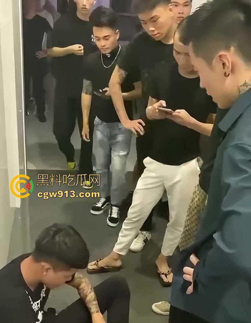 快手网红【大懿】线下被围殴视频曝光！宇将军麾下头号大将遭群殴下跪 ，大哥进去了，小弟都不好受啊！-5