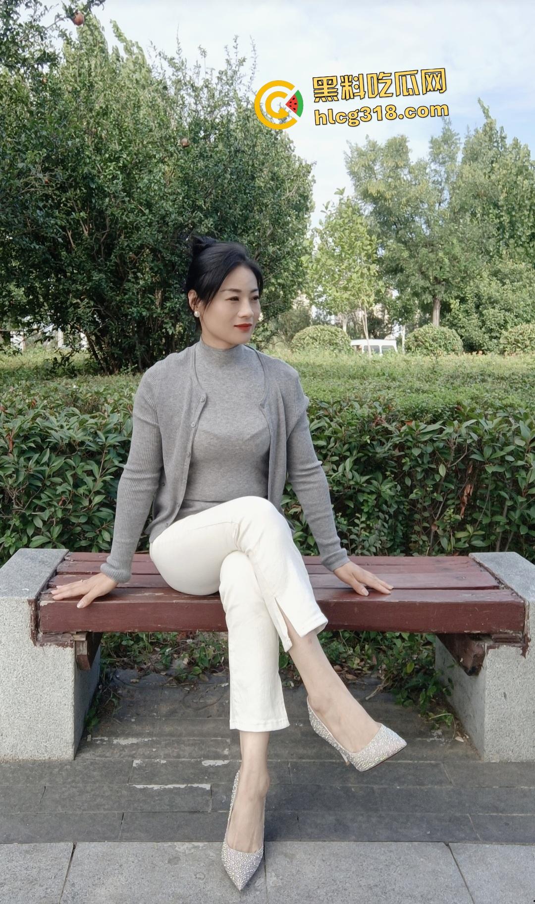 发情少妇坐地铁站着也能狂撸男友鸡鸡，旁若无人地操作，估计裤子里已经满是精子了吧？-1