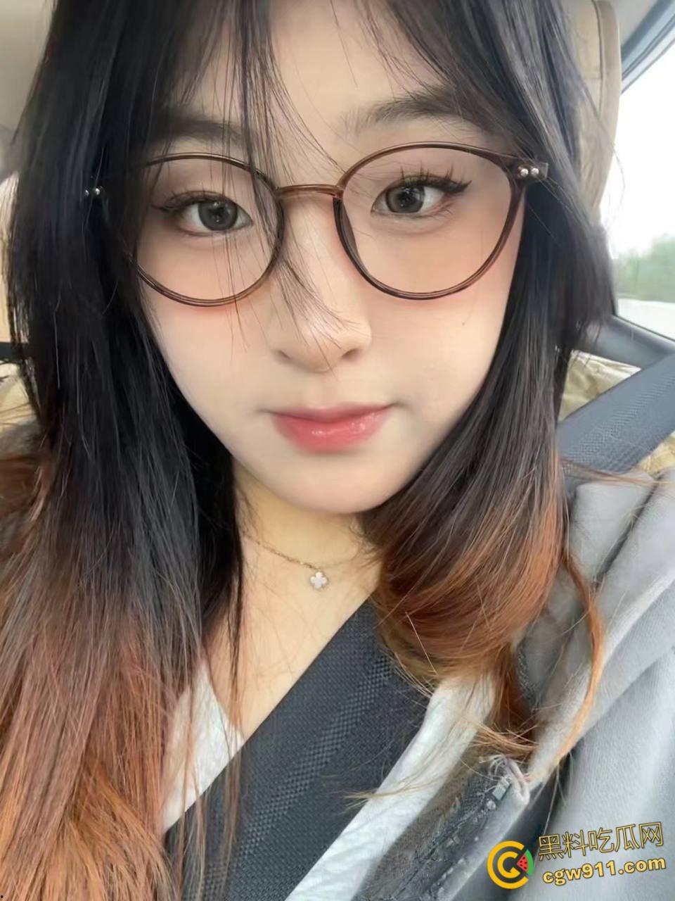 浙江中医药大学微胖眼镜妹【陈思思】，刚进酒店主动脱衣化身小母狗，酷爱口交沉迷榨精，眼神拉丝表情无比淫荡 ！-3