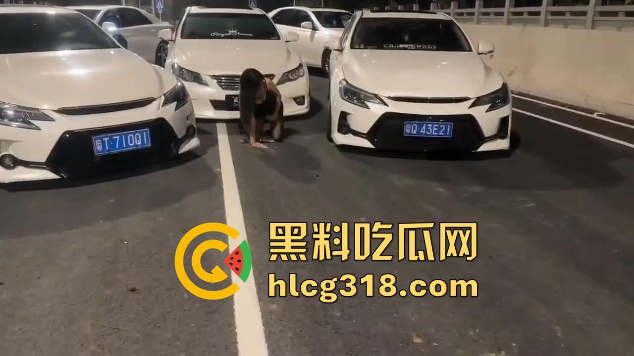 深夜出来溜车随便跟车队模特来场友谊赛！性感黑丝精神小妹 在线无套后入！-1
