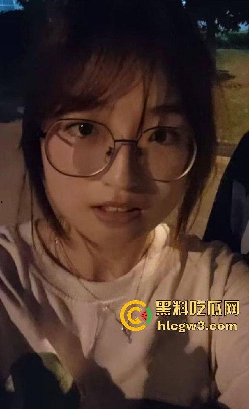 广西大专女学生【张可欣】私密视频外泄！学长曝光其吃鸡吧视频，女主疑受打击休学！-1