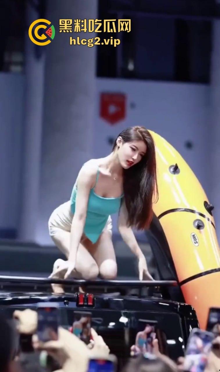 是展车还是借机卖骚？网红【小乌苏】成都车展大尺度卖骚惹争议-3