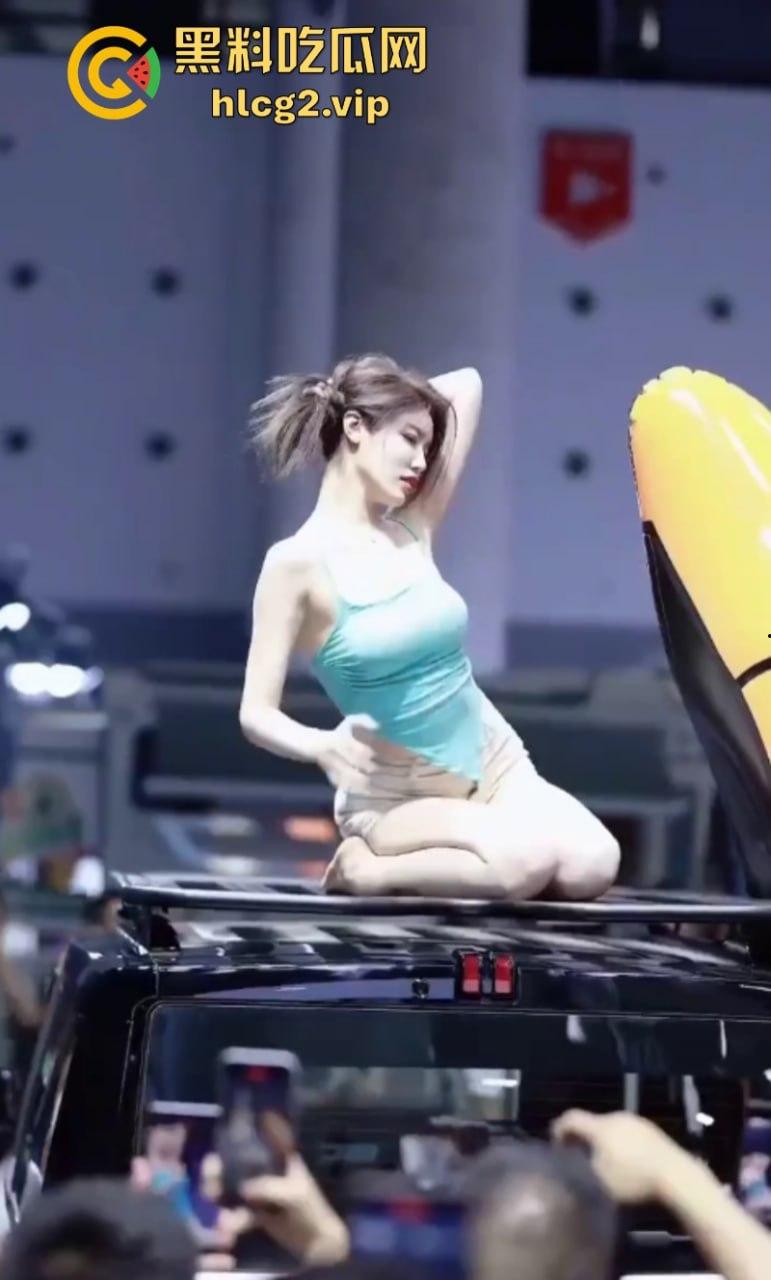 是展车还是借机卖骚？网红【小乌苏】成都车展大尺度卖骚惹争议-5