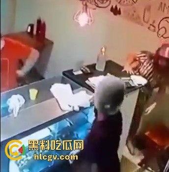 菲律宾夫妇餐厅武装抢劫，遇上下班警察！男子被当场击毙，抢劫计划瞬间翻车！-2