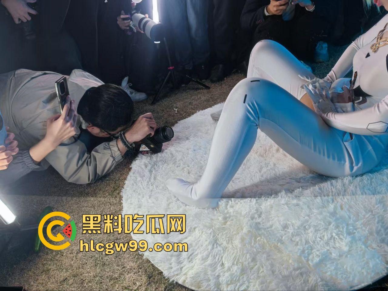CP漫展前方摄影师发来战报，场外已被福利姬包围，大胆裸漏小穴，这还是国内吗？把我干哪来了？-4