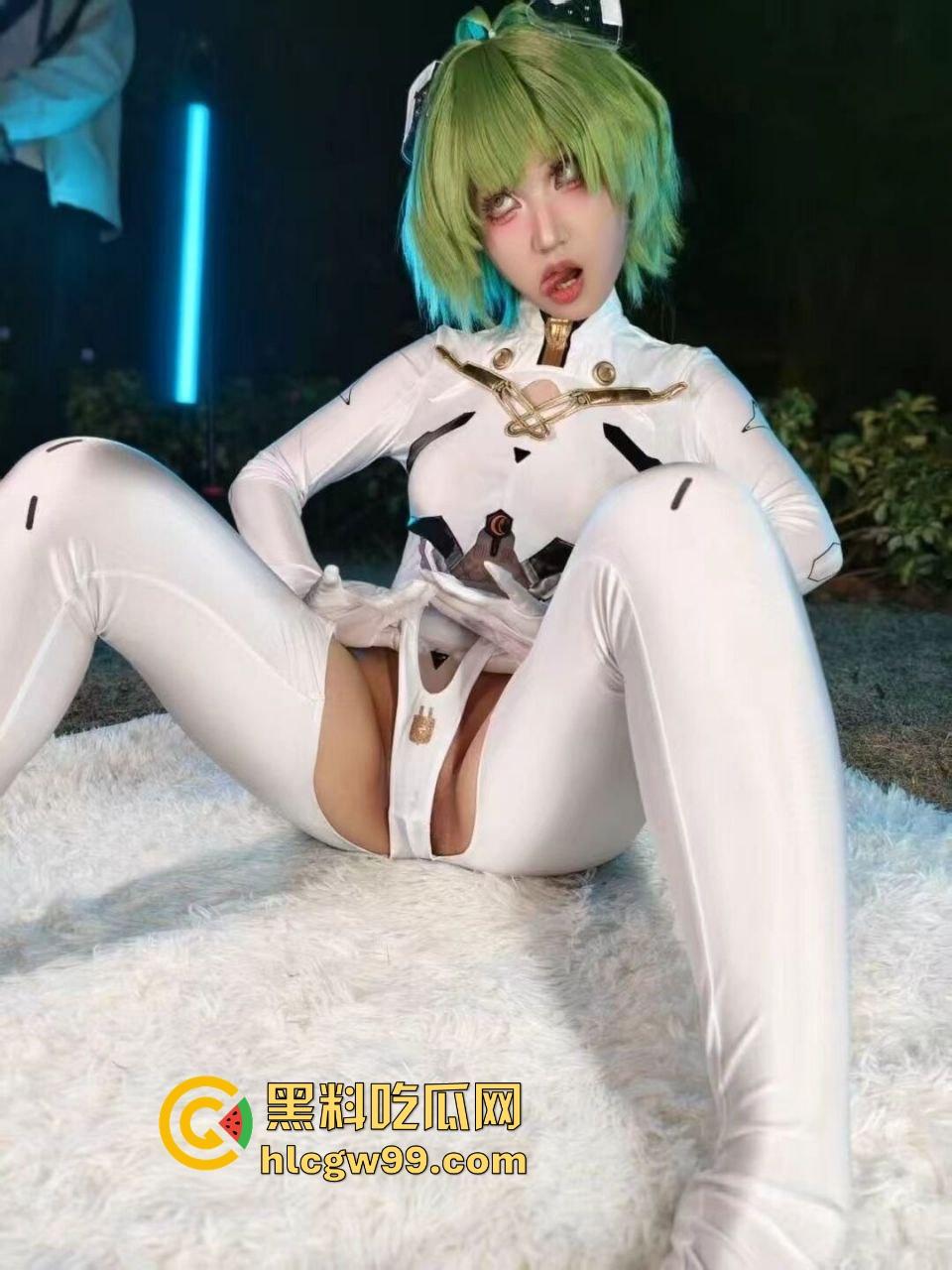 CP漫展前方摄影师发来战报，场外已被福利姬包围，大胆裸漏小穴，这还是国内吗？把我干哪来了？-7