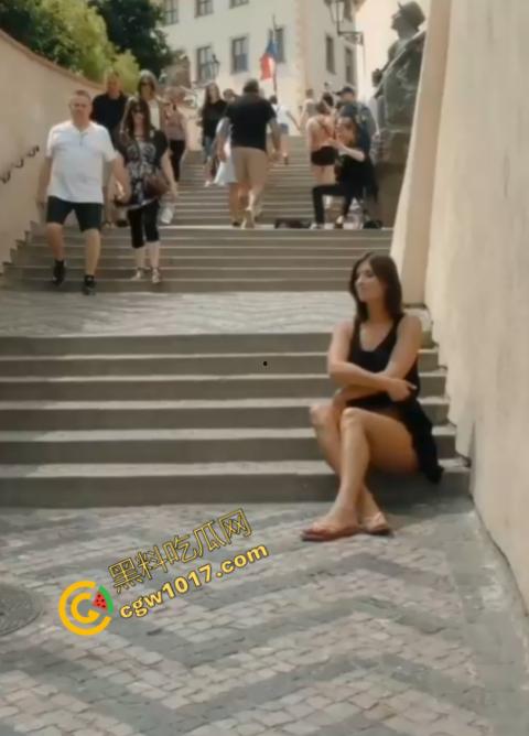 风情万种的裸女胆大妙趣横生，街头裸体拍照潮流大胆，观众无动于衷，自由穿衣的极限诱惑！-3