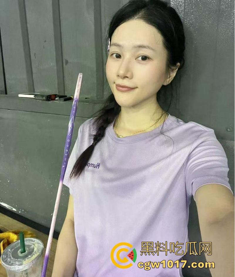 嫂子身穿紫色战袍户外露出，路边扣小骚逼扣出水，迫不及待回车上无套猛插，爽到全程浪叫不断！-2