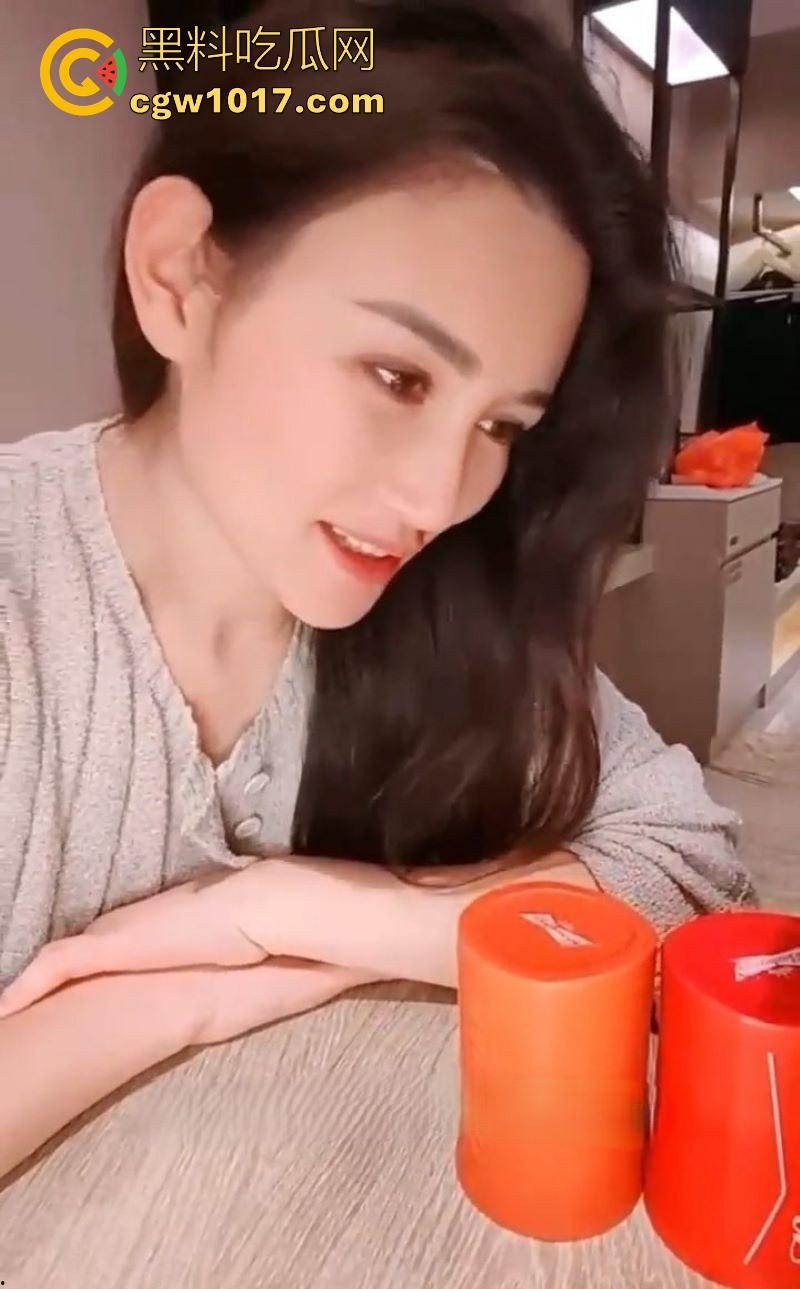 极品小姨子醉酒勾引姐夫！酒店玩真心话大冒险尺度拉满，巨乳半露主动扑倒跪地，边跟姐姐打电话边口交！-2