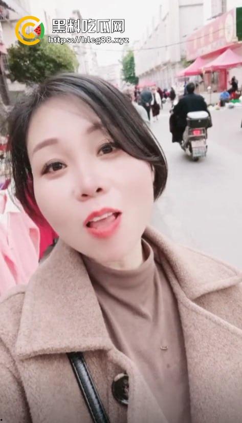 抖音少妇【莲儿】红高跟黑丝自慰视频卖38，做爱片68块随便看，卷成这样400块怕是能操这熟妇的烂逼！-4