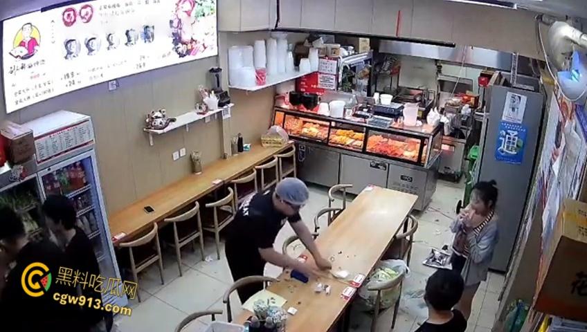 小情侣二人店内躲雨，甩桌面垃圾给客人，被店员请出情绪失控，打骂店员态度嚣张，监控视频流出 ！-2