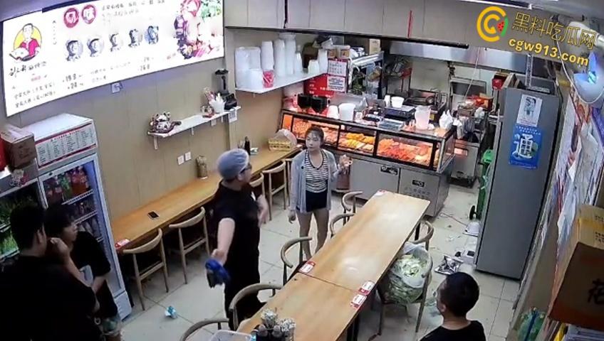 小情侣二人店内躲雨，甩桌面垃圾给客人，被店员请出情绪失控，打骂店员态度嚣张，监控视频流出 ！-4
