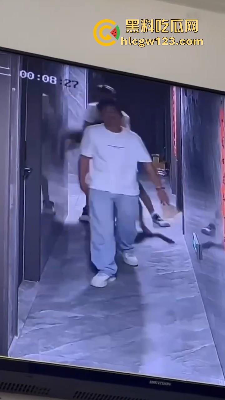 美女520当晚酒醉被两名男子捡尸 强行拖入酒店房间 轮奸2小时酒醒后才被救出 最终两人被拘！-1