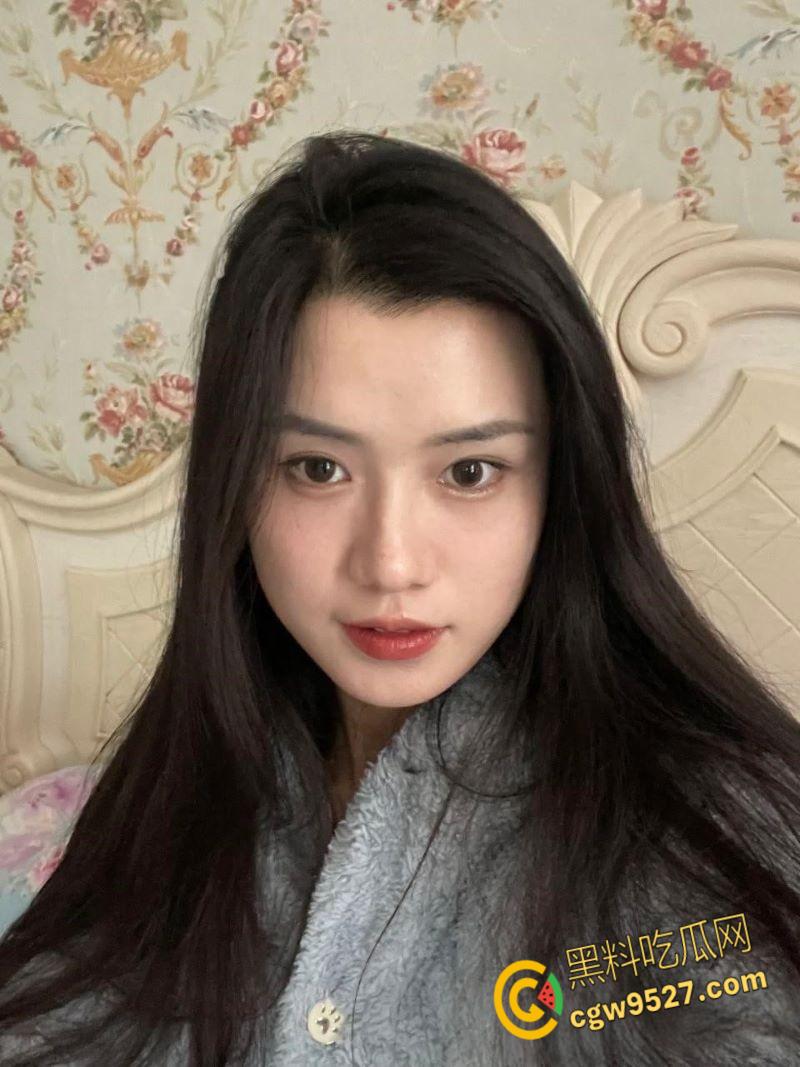 青岛已婚少妇【林昕怡】，酒店调教视频曝光，被金主骑乘口爆，扇臀玩穴调教，场面淫靡不堪 ！-1