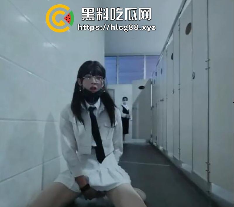 勇敢男娘不怕困【ST香艾草】女厕公然道具塞肛露出 惊呆大妈和路人 世界观都崩塌了！-4