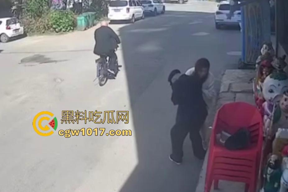 街头老大爷走路突然摇晃，长腿美女出手相扶，大爷瞬间全身梆硬冲天，美女成救命神药，这比春药还牛逼啊！-4