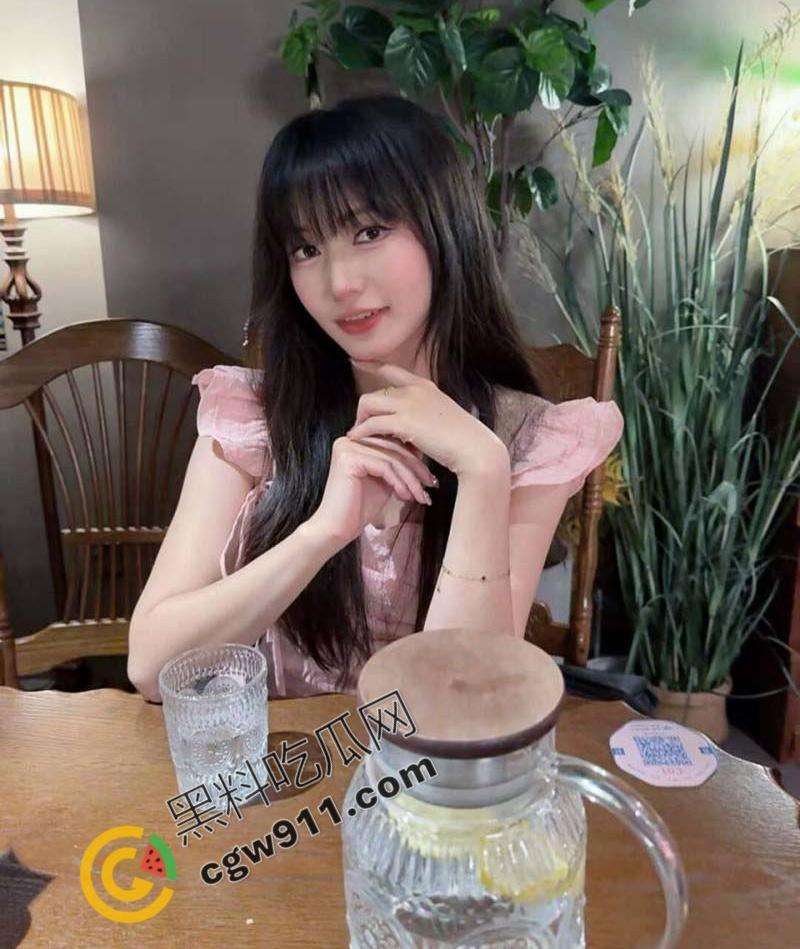 陕西极品学生妹【胡芸】被金被金主调教成淫贱母狗,拍摄激烈不雅视频,窗前后入淫叫不断,尽显淫荡本色-1