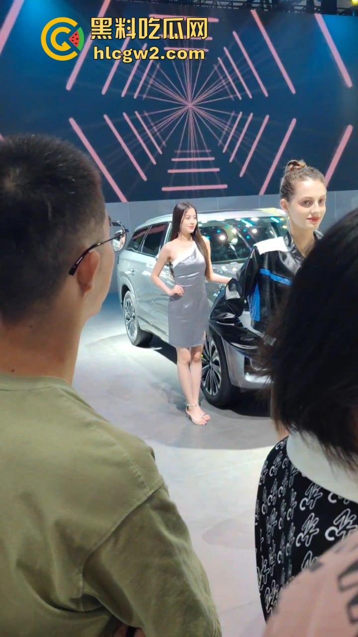 广州极品车模太诱人裙底被抄底偷拍,短裙下面逼毛可见 车展手枪侠现场撸射销售,大屁股销售成了发泄靶子!-2