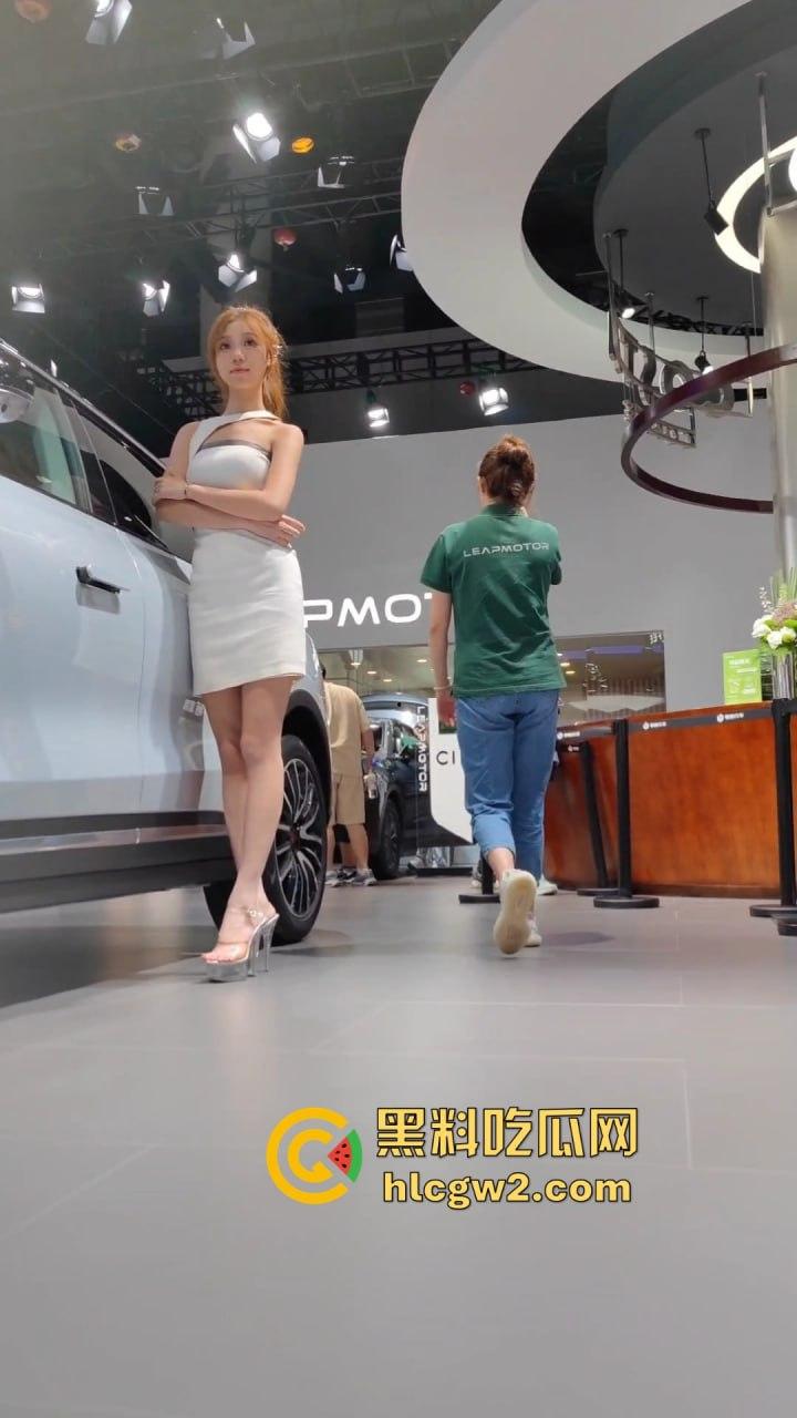 广州极品车模太诱人裙底被抄底偷拍,短裙下面逼毛可见 车展手枪侠现场撸射销售,大屁股销售成了发泄靶子!-9