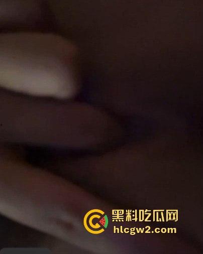 郑州00后【黄絮如】裸聊视频被渣男泄露，骚到舔自己淫水，这下彻底火了！-9