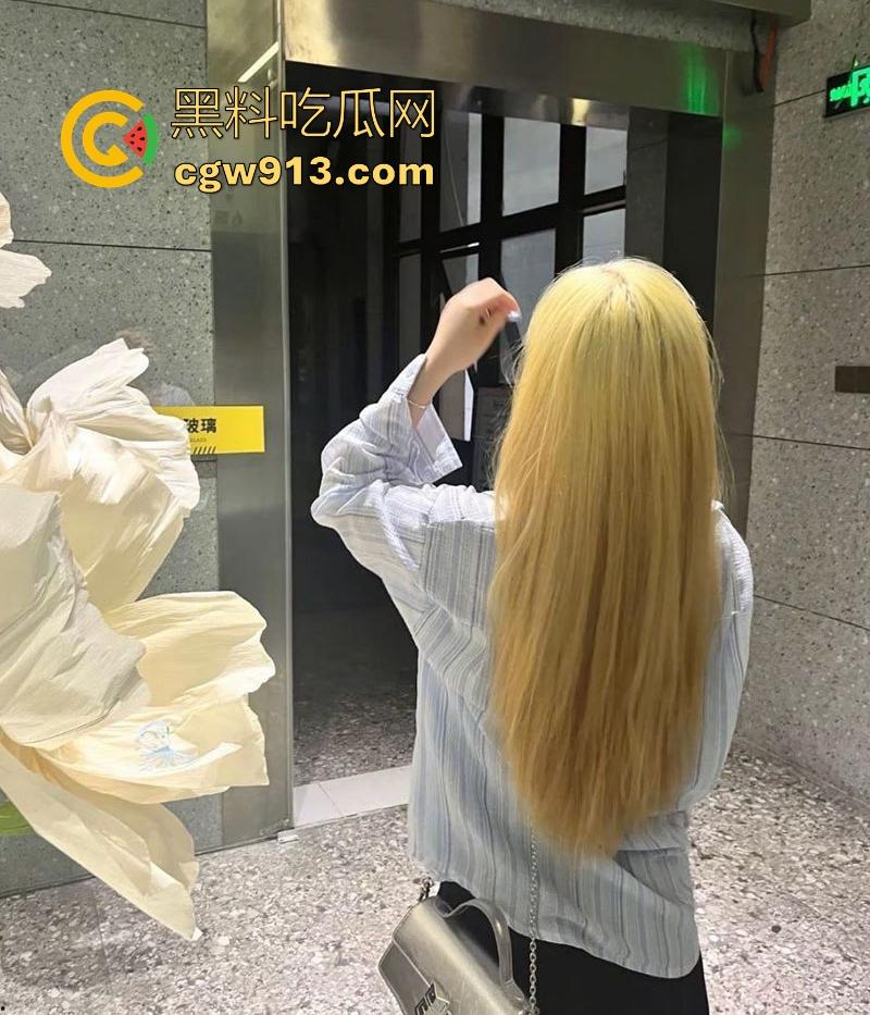 广西精神小妹【王洁艺】献身社会大哥，露脸深喉口交，私处粉嫩爆操中出，骑乘榨精极致淫骚!-1