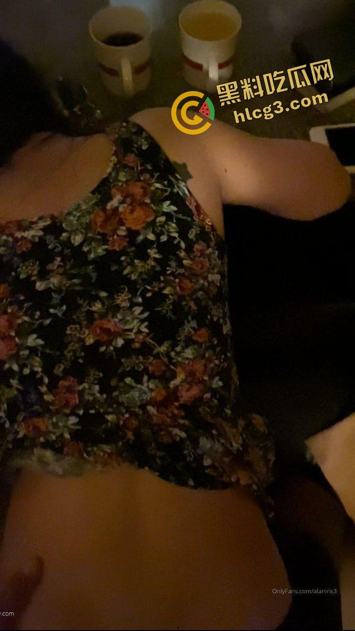 台湾极品反差淫妻『黄芮芮』与闺蜜老公开淫趴多P OF付费性爱合集流出 淫荡至极 撸点满满!-5