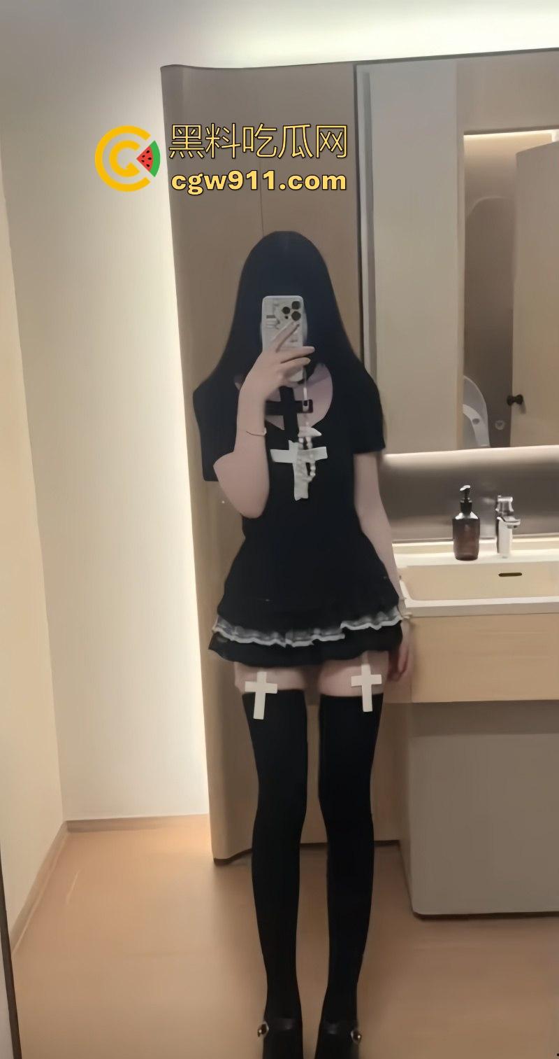 快手高颜值网红【小台】各种黑丝制服诱惑,水晶假屌抽插粉嫩肥鲍,翘臀扭动间透出无限诱惑!-2