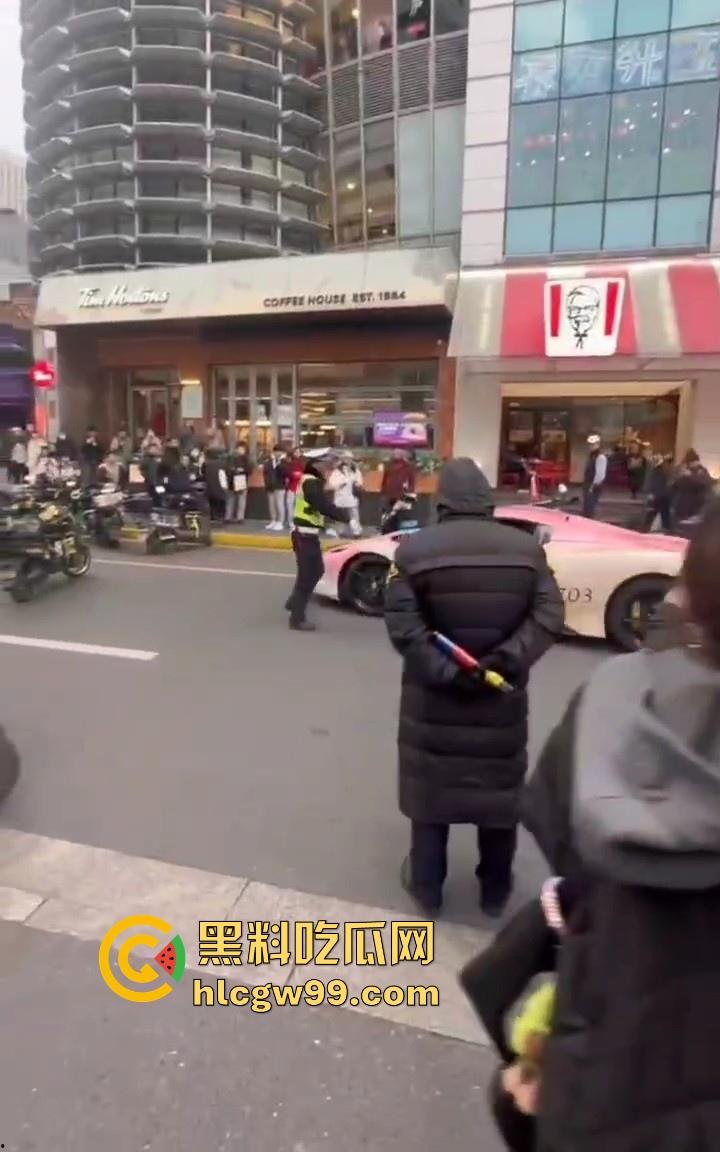 珠海冲撞行人案再现？抖音网红【周艺zoyenana】在上海吴江路危险驾驶，别以为驾驶法拉利就不用遵循法律了-11