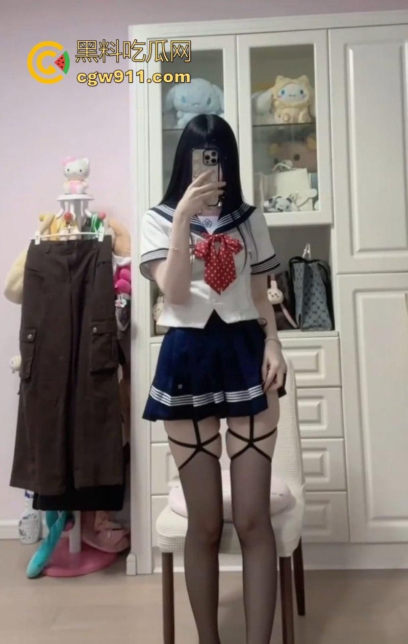 快手高颜值网红【小台】各种黑丝制服诱惑,水晶假屌抽插粉嫩肥鲍,翘臀扭动间透出无限诱惑!-3