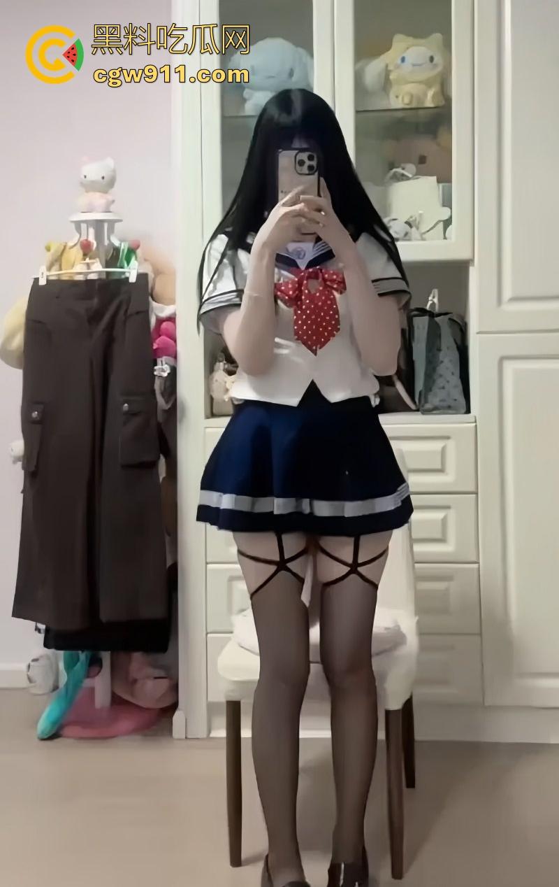 快手高颜值网红【小台】各种黑丝制服诱惑,水晶假屌抽插粉嫩肥鲍,翘臀扭动间透出无限诱惑!-4