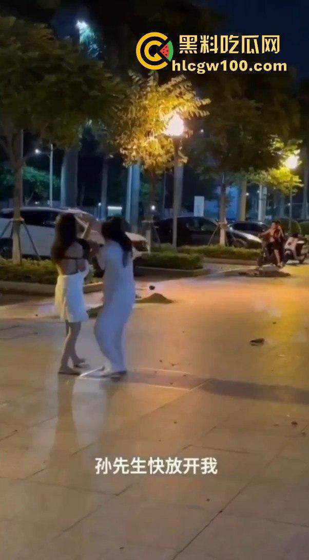 正宫当街殴打小三,边骂边动手暴力输出,女人间的撕逼毫不逊色男人!!-2