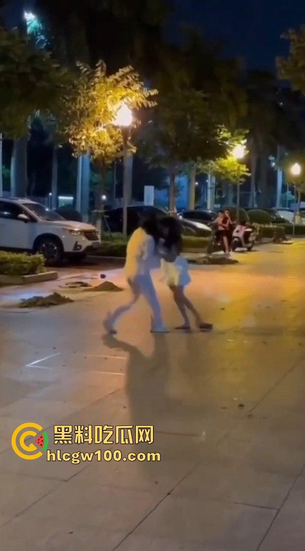 正宫当街殴打小三,边骂边动手暴力输出,女人间的撕逼毫不逊色男人!!-3