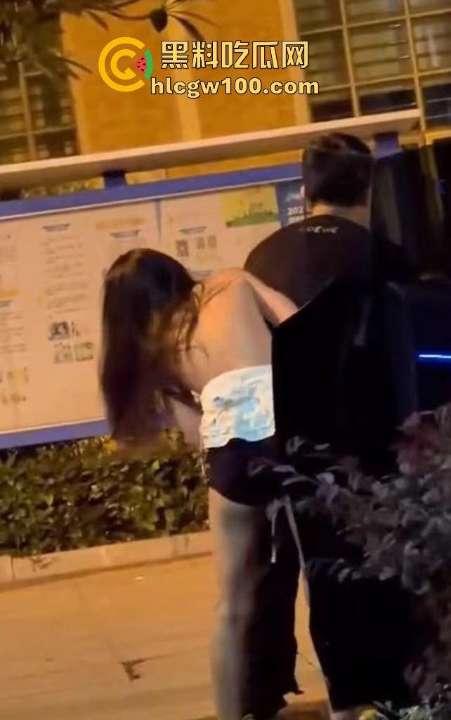 正宫当街殴打小三,边骂边动手暴力输出,女人间的撕逼毫不逊色男人!!-4