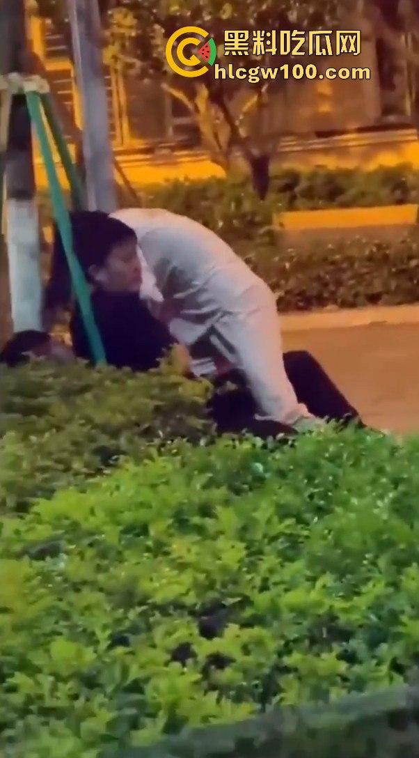 正宫当街殴打小三,边骂边动手暴力输出,女人间的撕逼毫不逊色男人!!-5