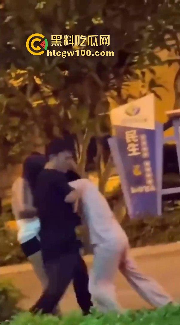 正宫当街殴打小三,边骂边动手暴力输出,女人间的撕逼毫不逊色男人!!-6