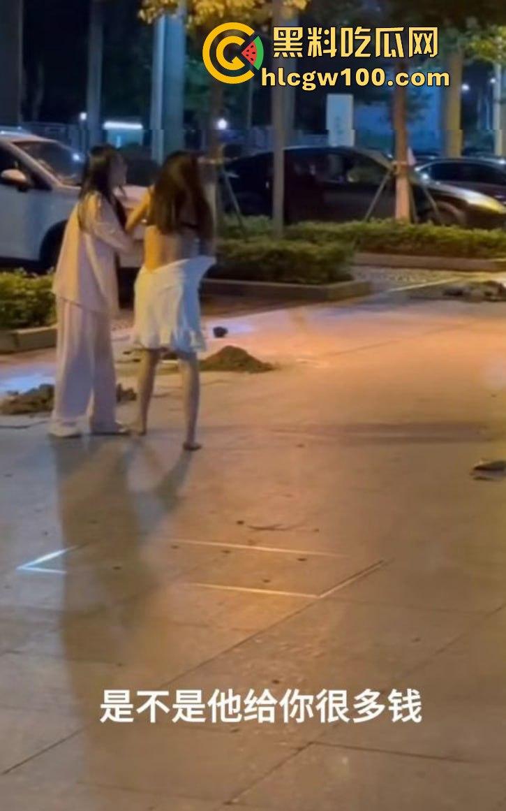 正宫当街殴打小三,边骂边动手暴力输出,女人间的撕逼毫不逊色男人!!-7