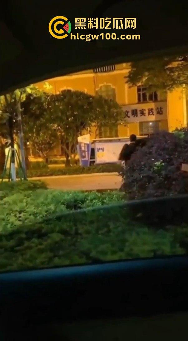 正宫当街殴打小三,边骂边动手暴力输出,女人间的撕逼毫不逊色男人!!-8