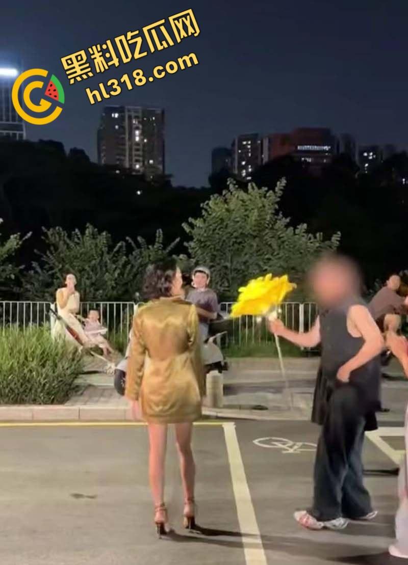 深圳南山区苑南路,老牛吃嫩草求婚现场,送俩束超大鲜花,多大的屋子才能搁下这两个大玩意儿 !-6