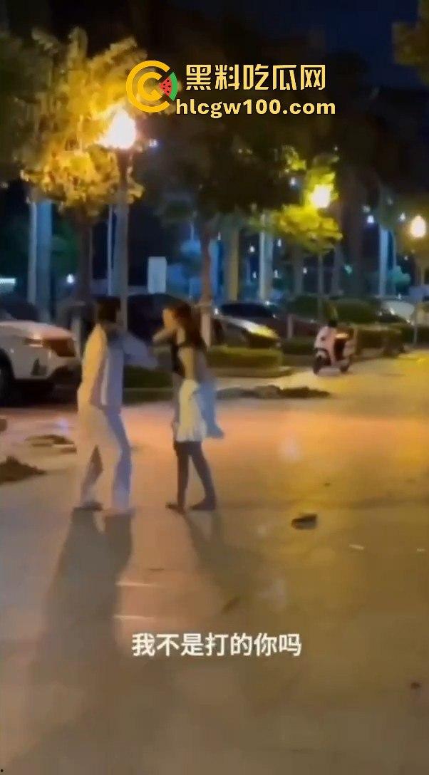 正宫当街殴打小三,边骂边动手暴力输出,女人间的撕逼毫不逊色男人!!-10