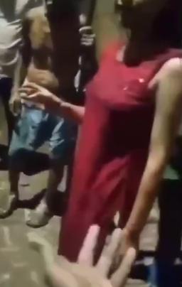 印度女子因吃牛肉被绑柱子群殴,脸肿牙流血,解绑后被迫坐等“惩罚”,女人如货物般被践踏,活该只喝恒河水!-5