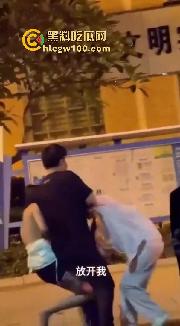 正宫当街殴打小三,边骂边动手暴力输出,女人间的撕逼毫不逊色男人!!-12