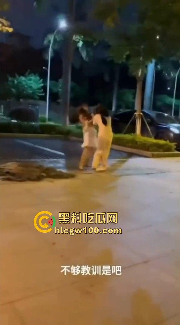 正宫当街殴打小三,边骂边动手暴力输出,女人间的撕逼毫不逊色男人!!-14