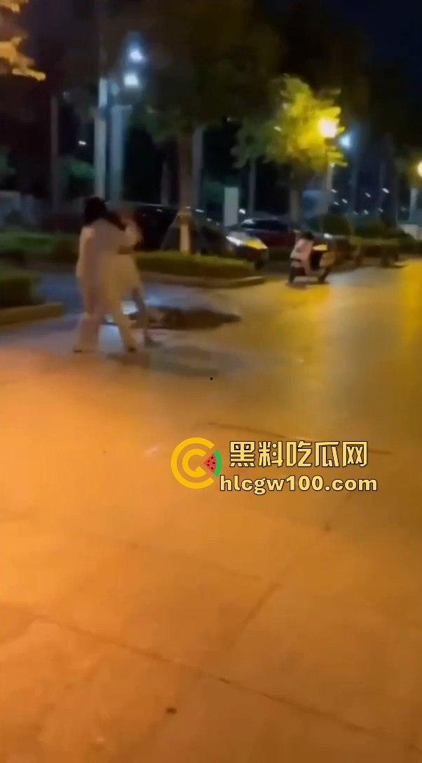 正宫当街殴打小三,边骂边动手暴力输出,女人间的撕逼毫不逊色男人!!-15