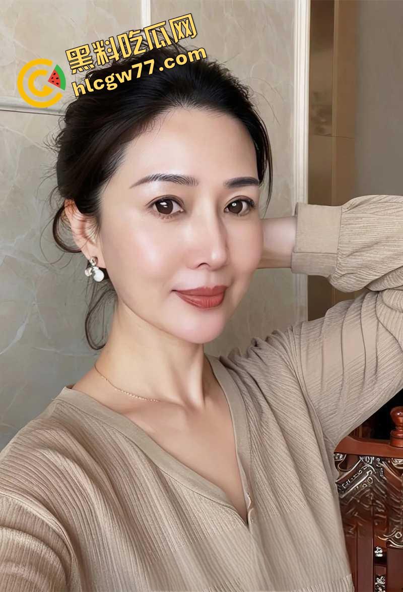 人妻骚货【桃桃】酒店红色开档情趣内衣撑爆巨乳,深喉舔屌玩假鸡巴,后入扭腰床单湿成水田!-2